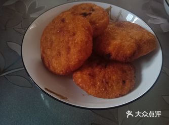 糯米面也是自己和的，油温六成热下锅炸，我不要太大