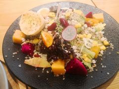 牛油果五谷蔬菜色拉-LO CALCOW卡路力轻食主义餐厅(陆家嘴店)