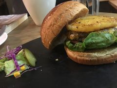 烤菠萝汉堡-HIGH FIVE哈福手工汉堡(桂林路店)