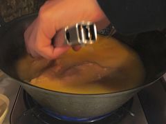 浓厚原只鸡煲花胶汤-鲜入围煮花胶鸡海鲜火锅