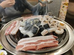 -围炉肉舍•炭烤活鳗•丹东海鲜烤肉(步行街店)