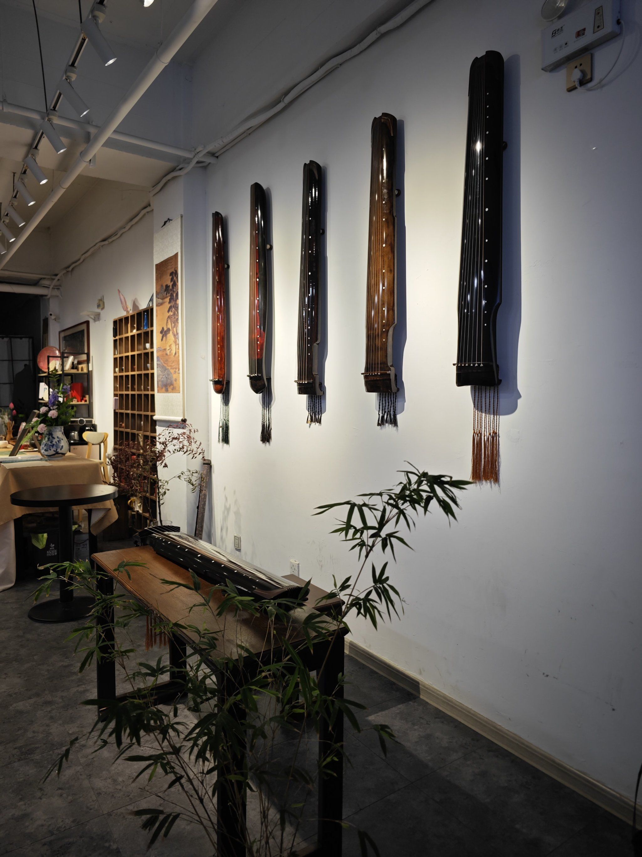 地址很好找,进店古香古色,老师优雅温柔,对古琴很深的造诣,通过老师的