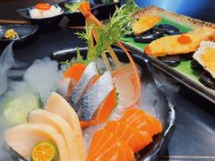 三色刺身拼盘-鲑属寿司·火山石烧和牛(南城店)
