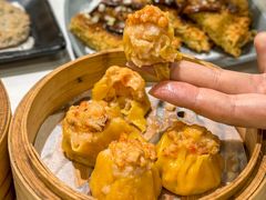 喜势首创蟹黄鲜虾烧麦-喜势点·糖沙翁手工茶点·本地人茶居(永庆坊店)