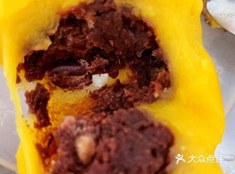 在旗黄米红豆馅粘豆包，粘粘甜甜，馅料十足，上锅蒸着吃