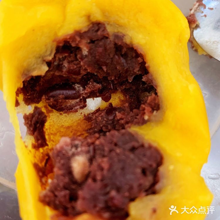 在旗黄米红豆馅粘豆包，粘粘甜甜，馅料十足，上锅蒸着吃