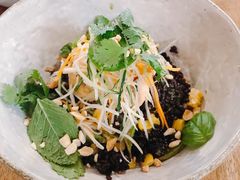 泰碗配黑米煎三文鱼绿咖喱酱-Wagas沃歌斯(太古汇店)