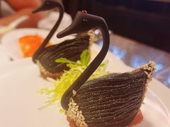 天鹅榴莲酥-海派悦庭·海胆烧麦·新融合菜(凯德广场店)