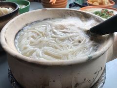 鱼头米线-长城砂煲田鸡粥