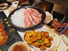 -老牌坊云南鱼豆花火锅(哈西万达店)