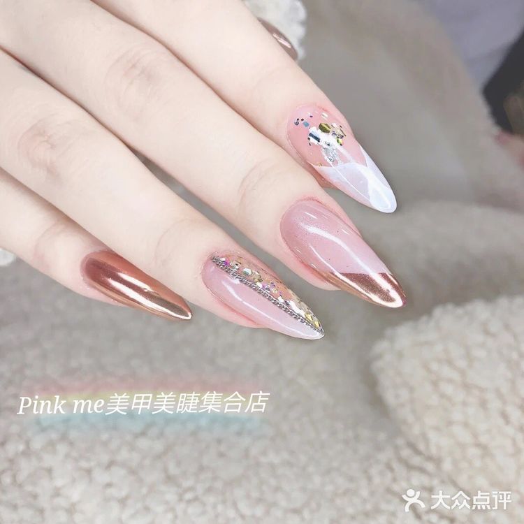 日系清透裸色美甲 妥妥的御姐范   玫瑰金的镜面美甲