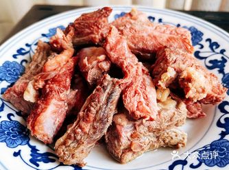 食材：牛肋条，洋葱，芹菜，料酒，蒜，盐，糖，生抽