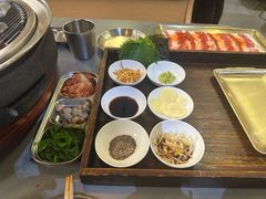 -围炉肉舍•炭烤活鳗•丹东海鲜烤肉(步行街店)