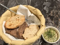 餐前面包配手工黄油-LESCEDARS Brasserie Bistro香柏树