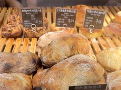 -天井·丑面包搭咖啡
