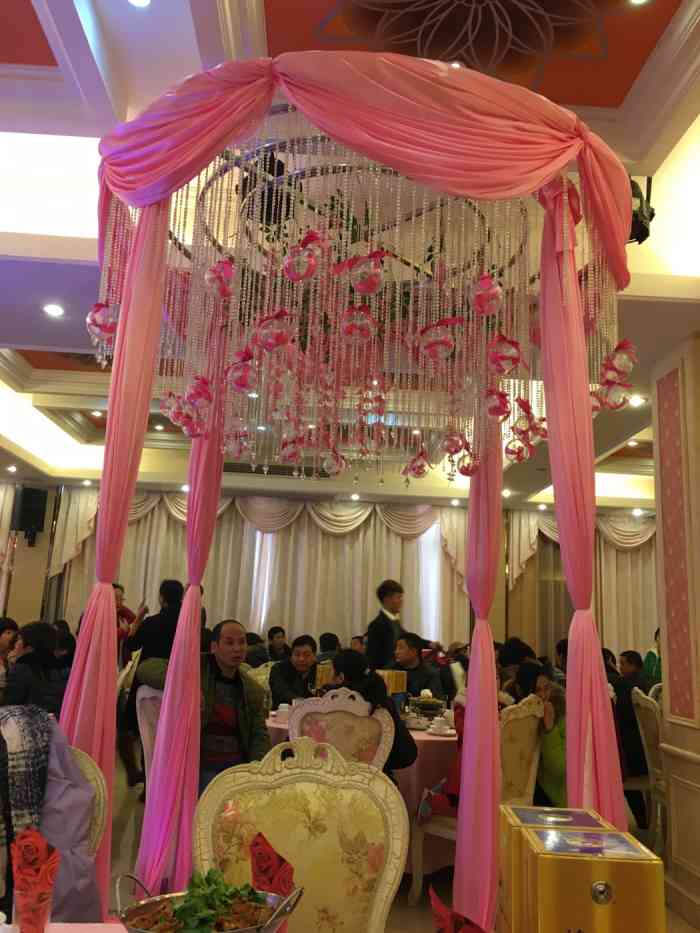 徽商喜宴楼(三中店)-"地方很好找,门头很大.身边的人好多都是在.