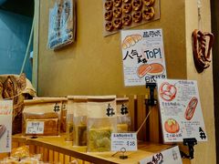面包甜点陈列柜-天井·丑面包搭咖啡