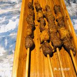 羊肉串是第一道菜品，端上来后还没等我们吃