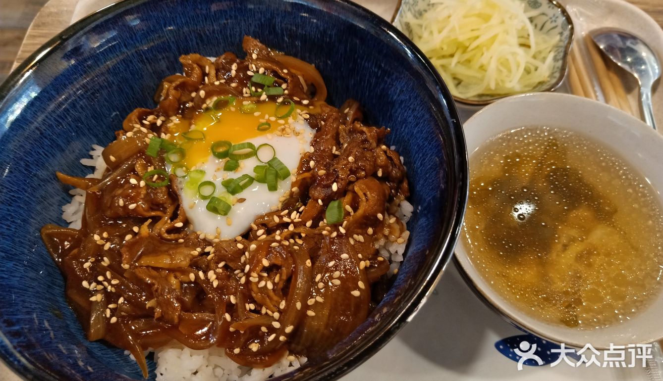 温泉蛋牛肉饭定食意外的好吃，感觉是正宗做法