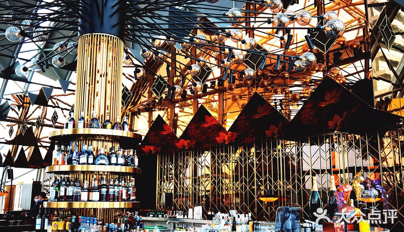 见识摩登的42楼高空玻璃连廊空中花园餐酒吧调皮