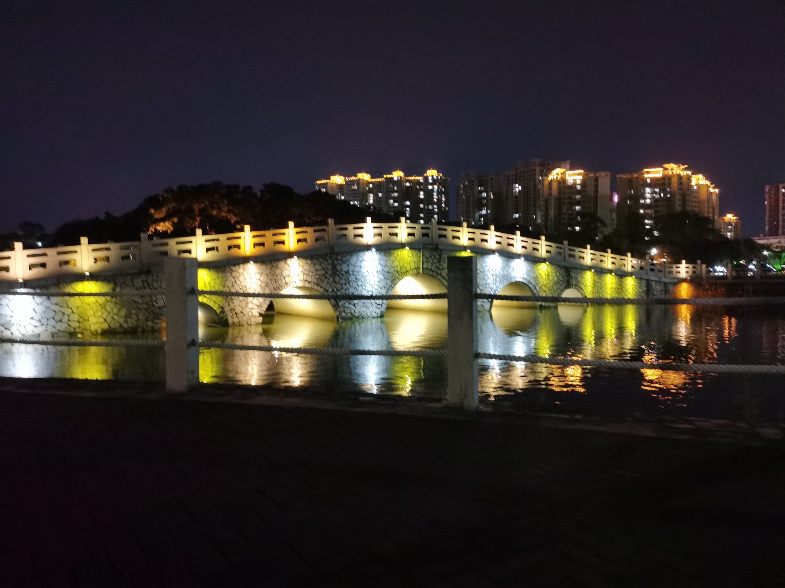 夜幕下的鸳鸯湖