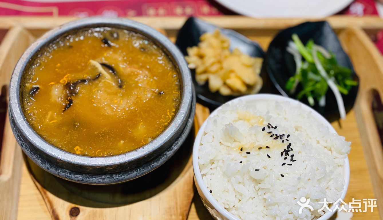 論好吃還是添發燒臘煲仔翅的鮑汁撈飯,養顏花膠鮑汁撈飯好吃