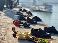 -多瑙河畔鞋履雕塑