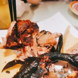 用用瓣开有很多汁流出来，一口下去外脆肉滑够汁够味