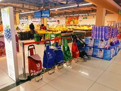 门口排列整齐的购物车-物美超市(通州果园店)