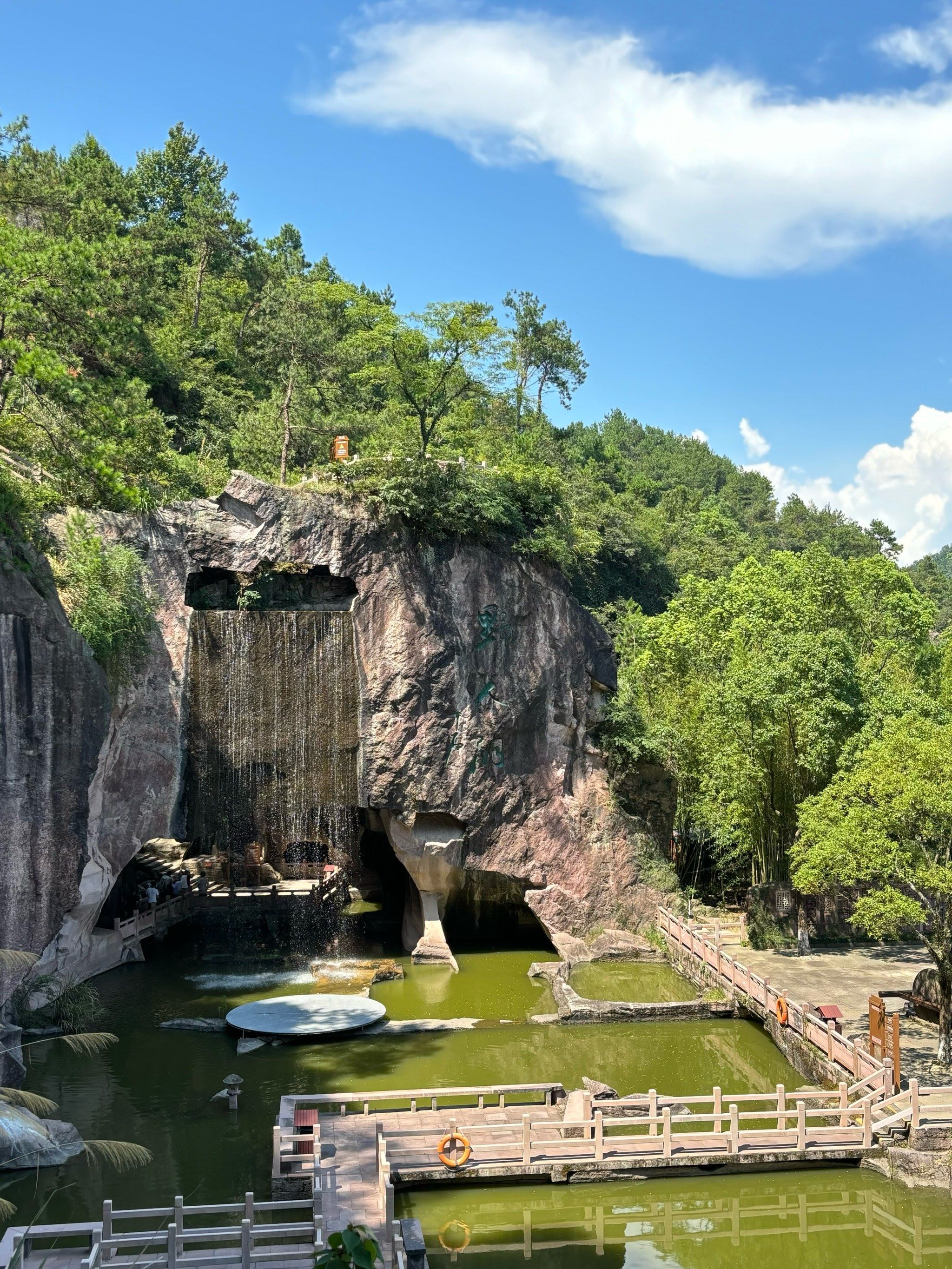 n三门县等地2日citywalk:
第1天
蛇蟠岛➡️野人洞➡ 5 5