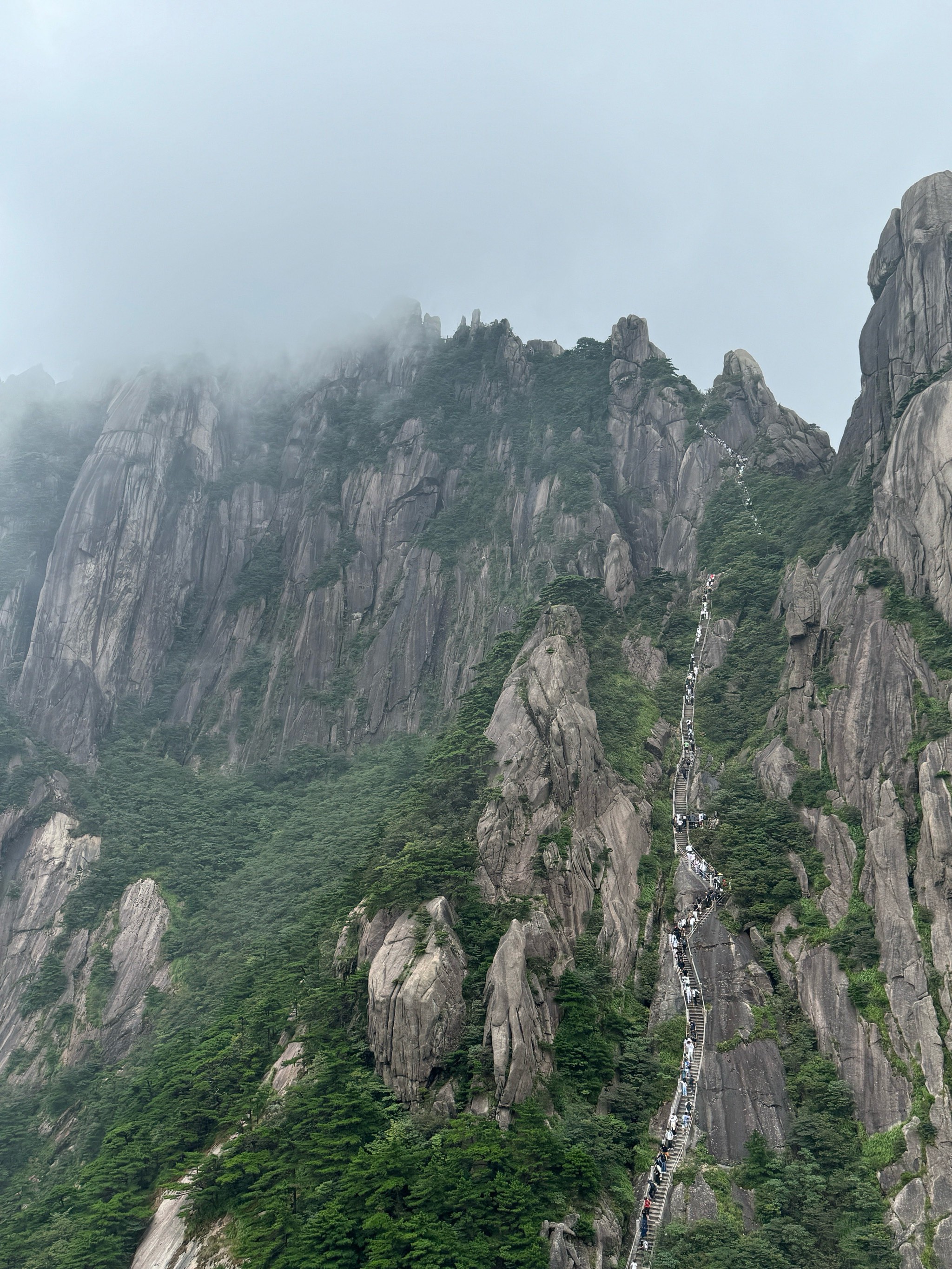 山峦嶙峋图片