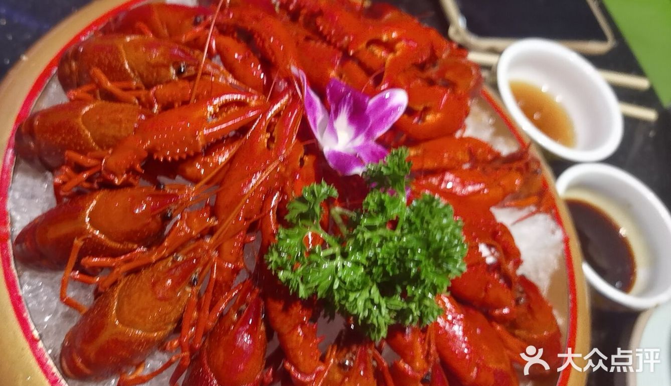冰镇龙虾是一道令人难以忘怀的美食。首先,从口感上来说