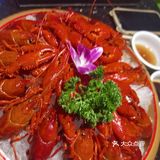 冰镇龙虾是一道令人难以忘怀的美食。首先,从口感上来说