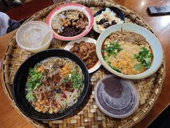 -爆炸头阿姨小四川正宗川味小吃(无任何分店)