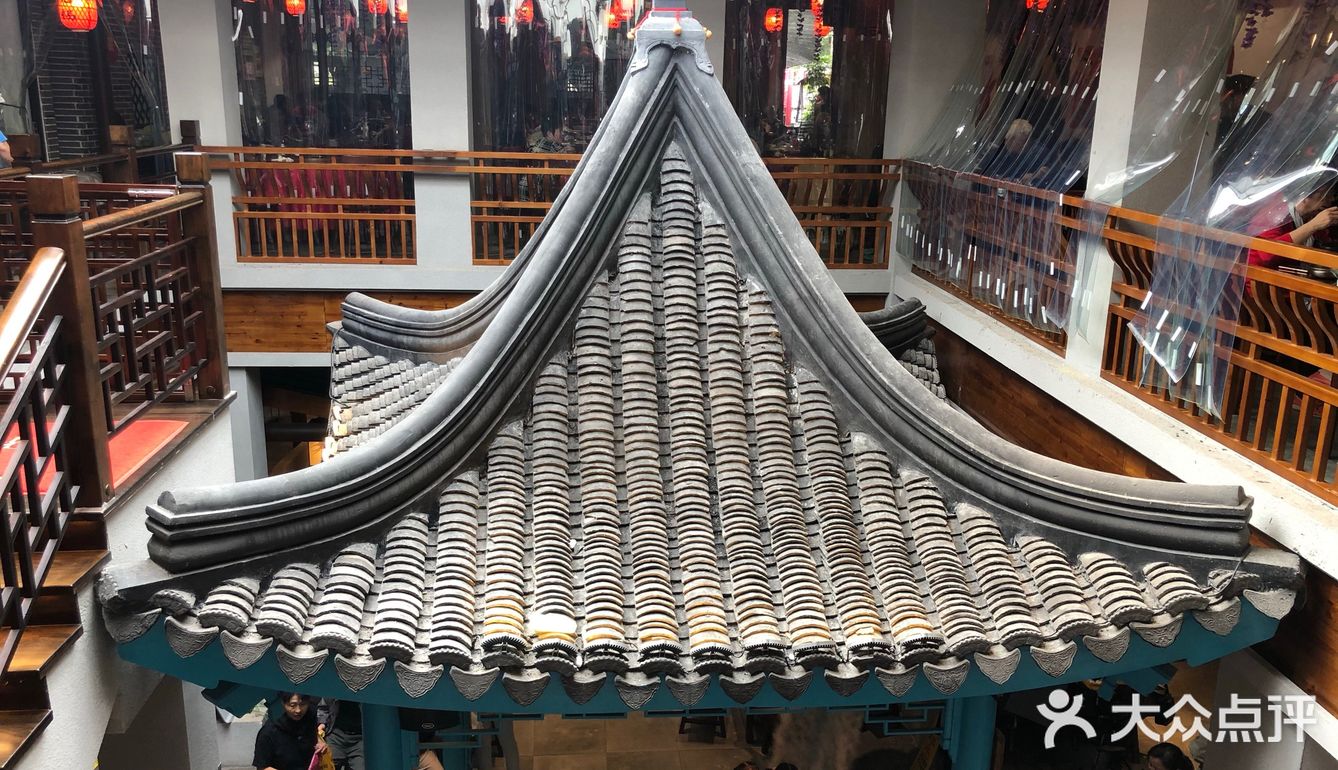 就在惠山古镇门口 旁边就是停车场 一楼都是各种小吃店
