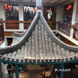 就在惠山古镇门口 旁边就是停车场 一楼都是各种小吃店