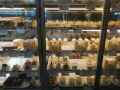 面包甜点陈列柜-凯司令西点房(虹桥路站店)