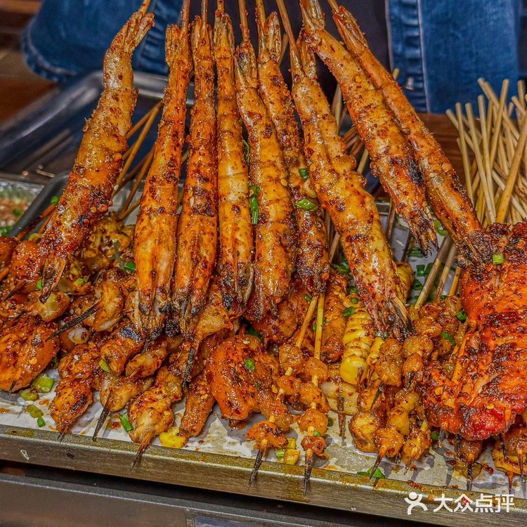 全国的烧烤都卷起来了 吃货的世界唯有美食不可辜负