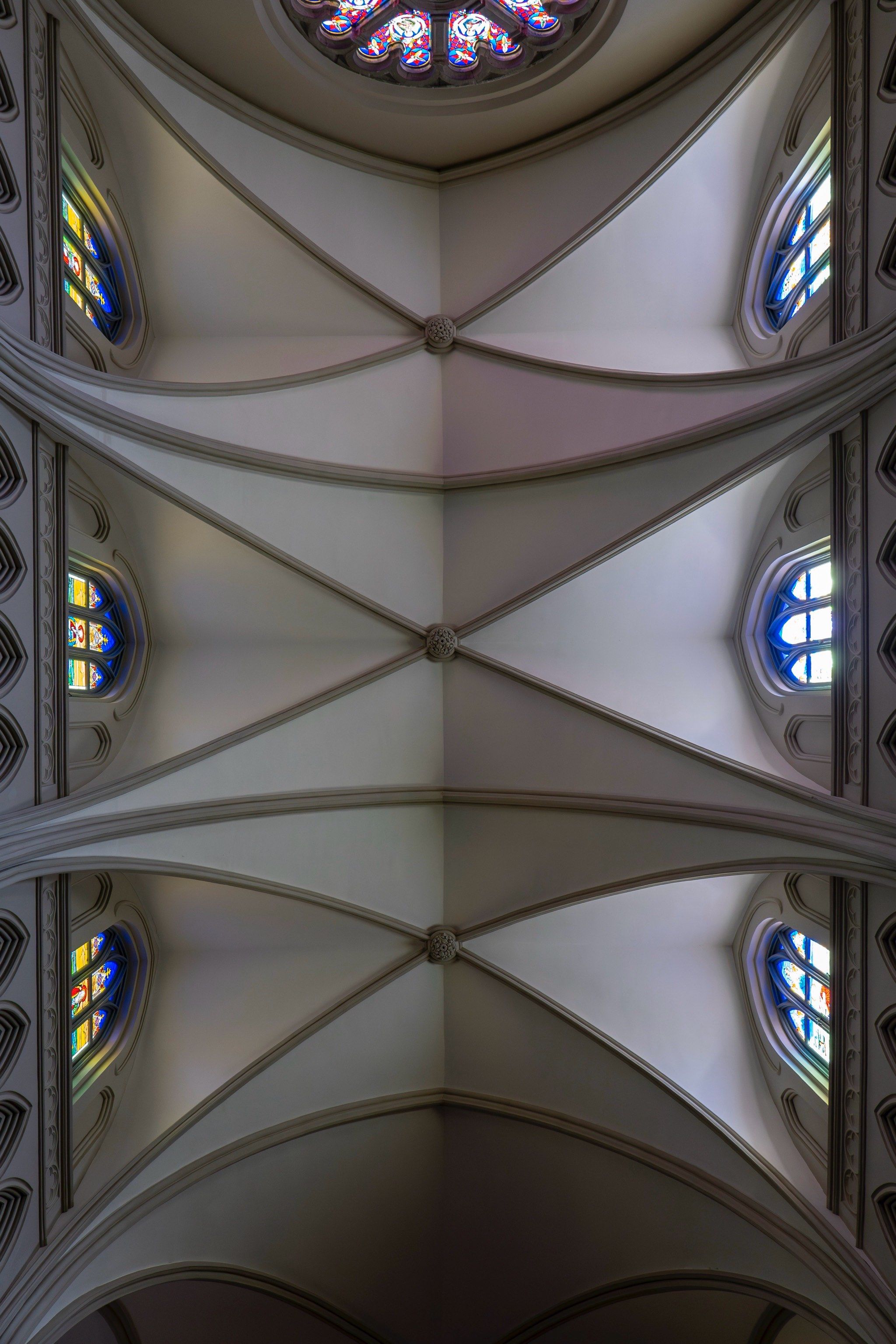 最大的哥特式建筑,这类建筑最吸引人的就是室内尖肋拱顶和束柱的设计