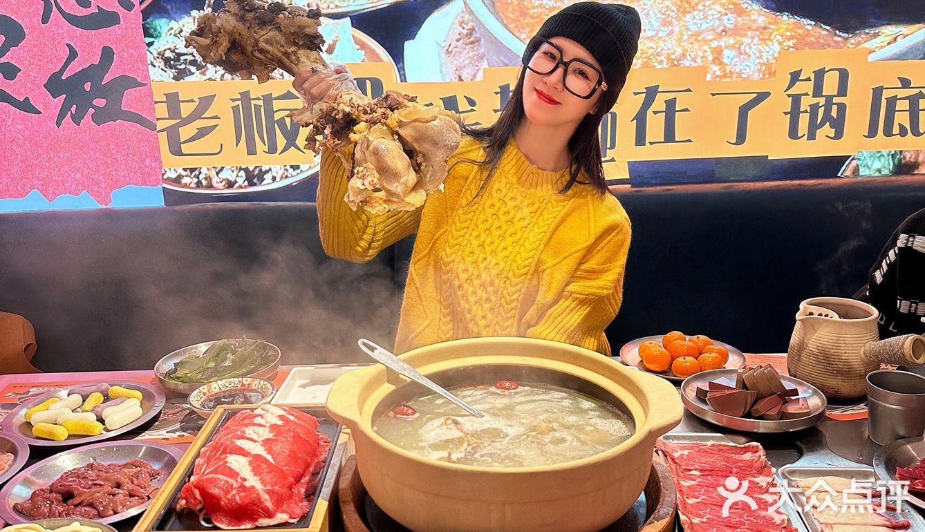 用牛骨几小时熬出来的高汤锅底好鲜美 牛大骨