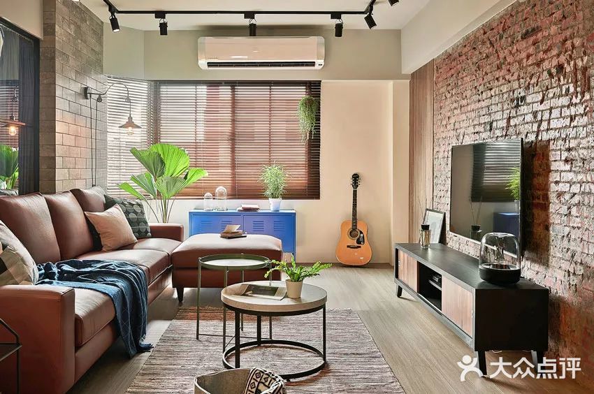 今日分享卧室到客厅的玻璃隔断让人眼前一亮！