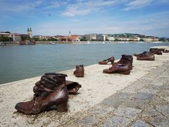 -多瑙河畔鞋履雕塑