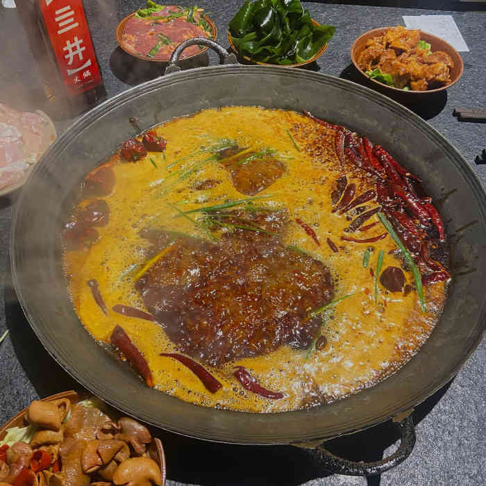 这边一条街全是好吃的 各种火锅 停车很方便