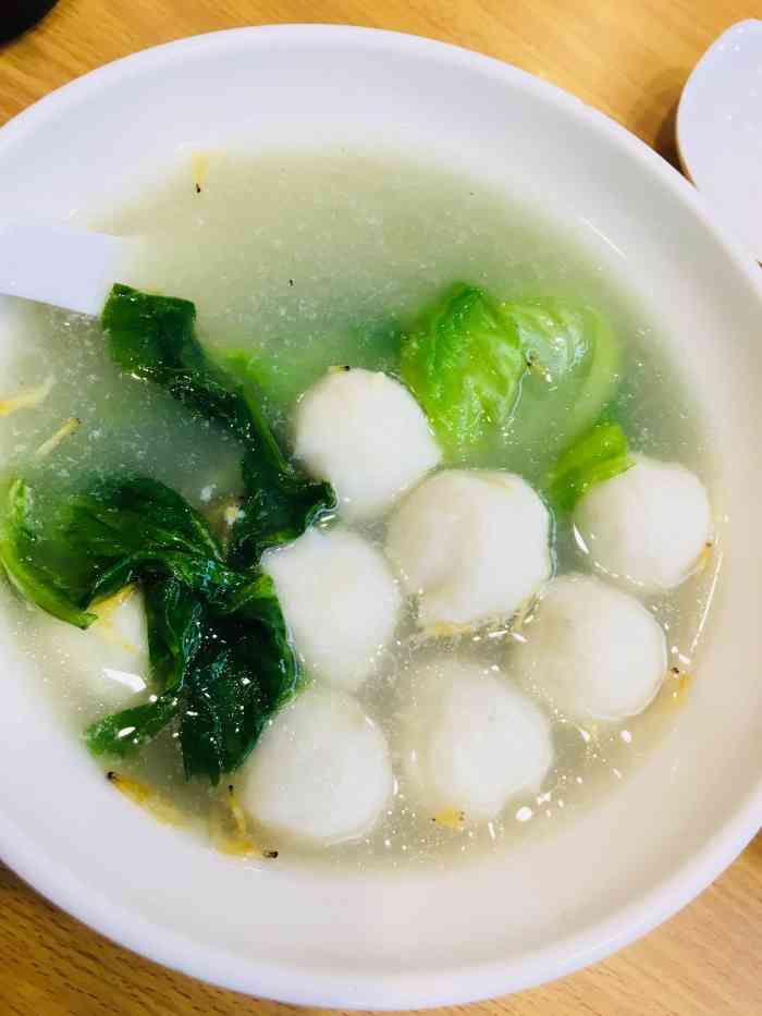 汤  酸比辣多,薯粉很q弹,牛腱子肉有两块,味道一般  鱼丸汤里有生菜