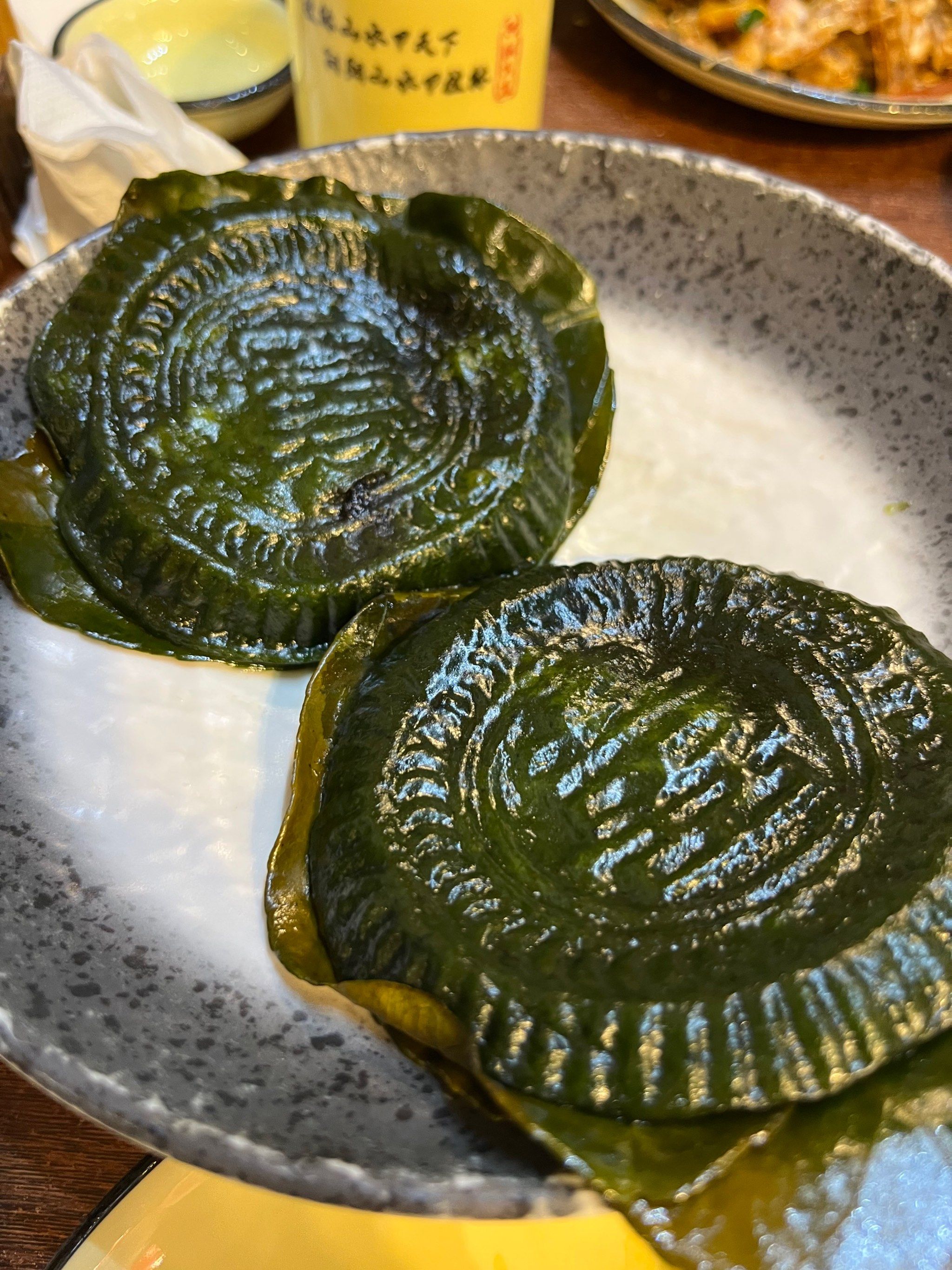 看到山野间不错一家四口98元啤酒鱼套餐再加点艾叶粑粑和炸虾饼