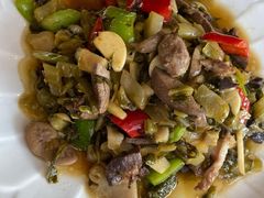 酸菜炒猪什-东方之猪四更烤乳猪(金垦总店)