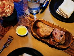 餐前面包-Carbon莫卡哆·意大利复古集市餐厅(杭州大厦店)