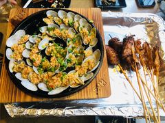 铁板花甲-何师烧烤Pro ·江湖川菜·小龙虾·精酿(太古里旗舰店)
