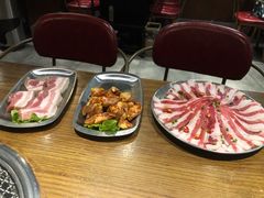 厚切五花肉-·缸桶屋·韩式牛肋条自助烤肉(西湖D11店)