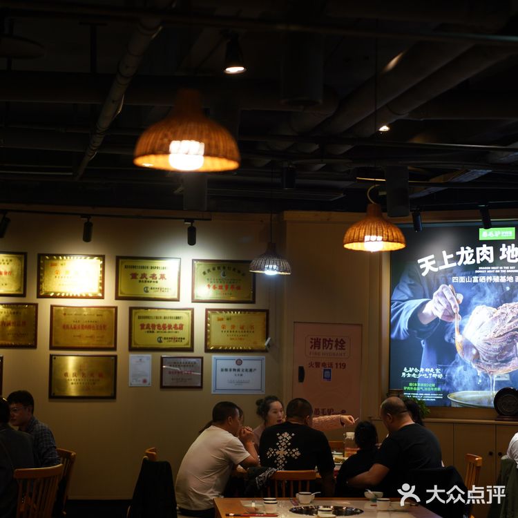 驴肉全身都是宝，从头道尾都应该品尝一遍。吃驴肉要先喝汤